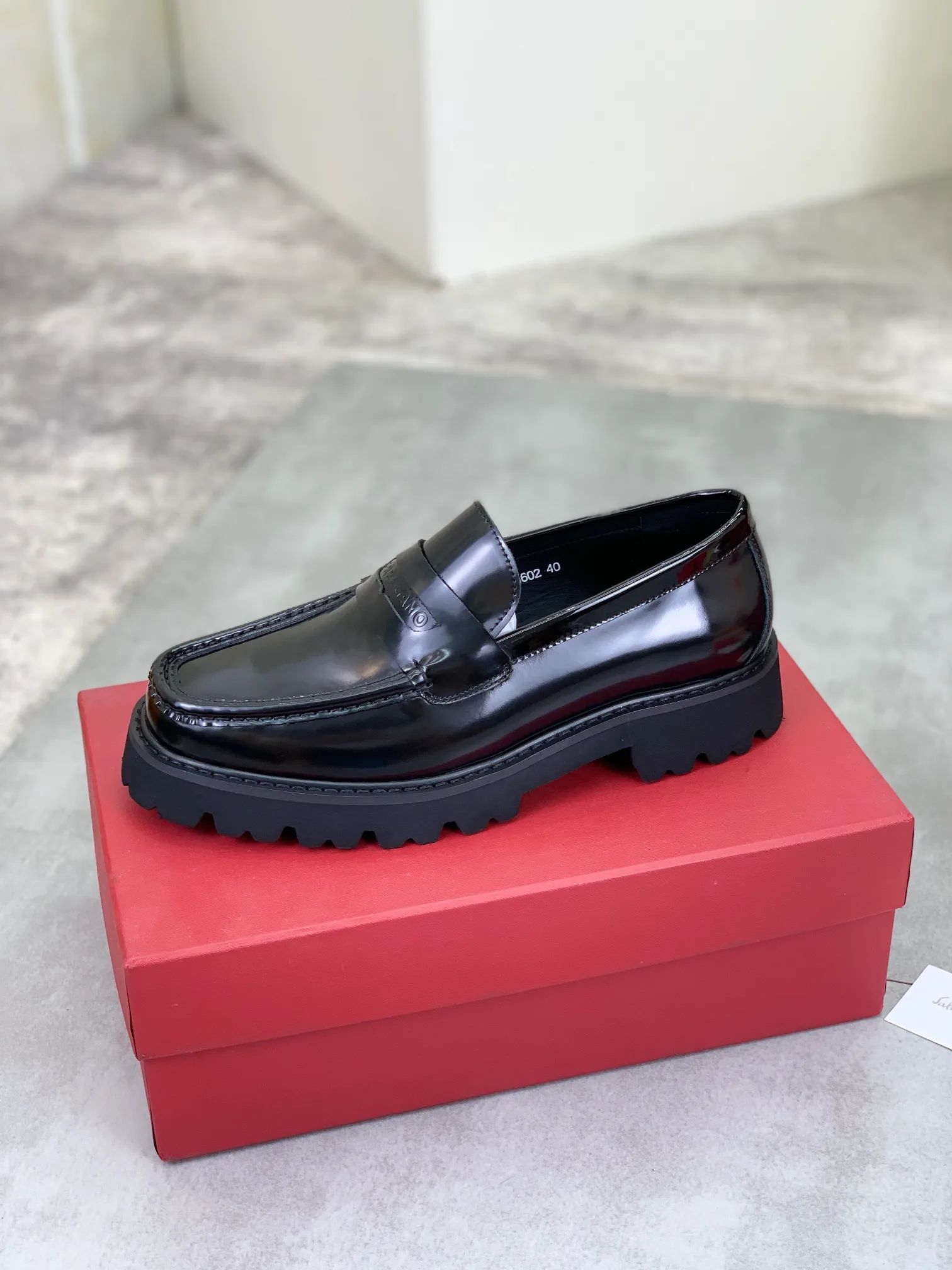 Men's Men's Shoes 💰P460💰[New Style] Water-dyed Niuli 🆘[Salvatore Ferragamo] Ferragamo's latest casual business leather shoes for men! Available at counters simultaneously! The fabric is made of specially imported original calfskin, the lining is made of imported water-dyed cowhide, and the original lightweight foam outsole is absolutely luxurious and leads the fashion trend. Matching code: 38-45; 3️⃣ colors available
